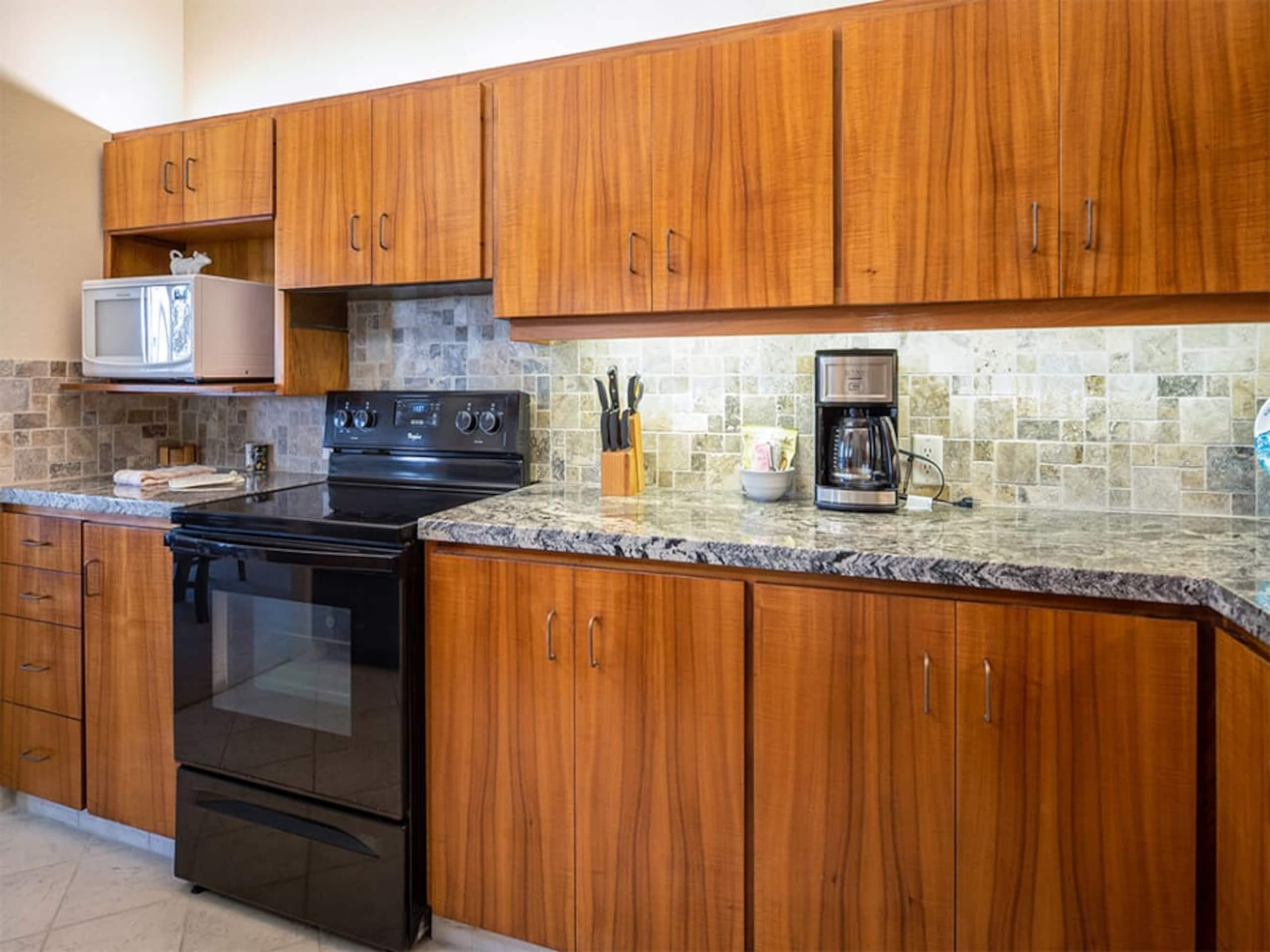 Condo in Kailua-Kona · ★4.5 · 2 bedrooms · 3 beds · 2 baths - Image 45