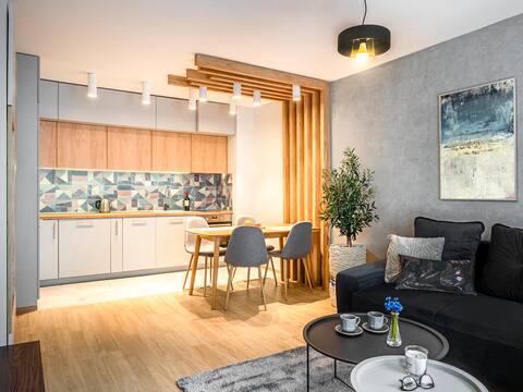 Downtown - Netflix - AC - Next to Metro and Train