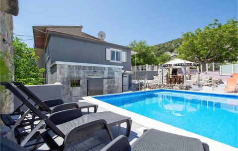 Amazing home in Srinjine with jacuzzi