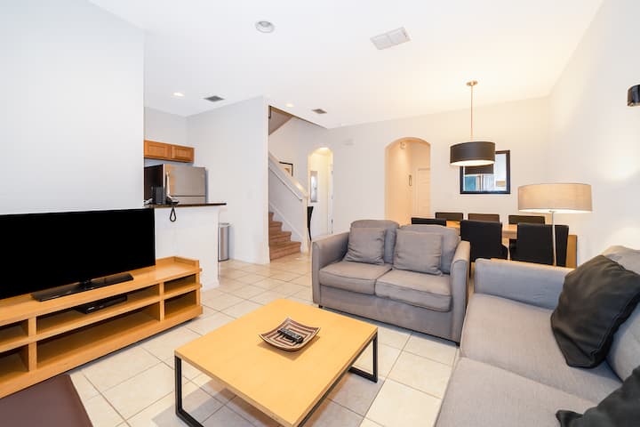 Zbulo rehatinë dhe stilin në ambientin tënd të bollshëm të pushimeve me qira. Çdo njësi është një strehë unike, me stilin e vet të dekorit, një plan të hapur dyshemeje dhe një televizor inteligjent për argëtimin tënd.