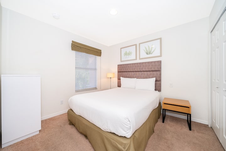 Pas një dite aventurash, çlodhu në rehatinë e një krevati dopio "queen". Ashtu si çdo kujtesë pushimesh është unike, ngjyrat e murit dhe dërrasat e kokës mund të ndryshojnë, duke i shtuar një prekje personale qëndrimit tënd.