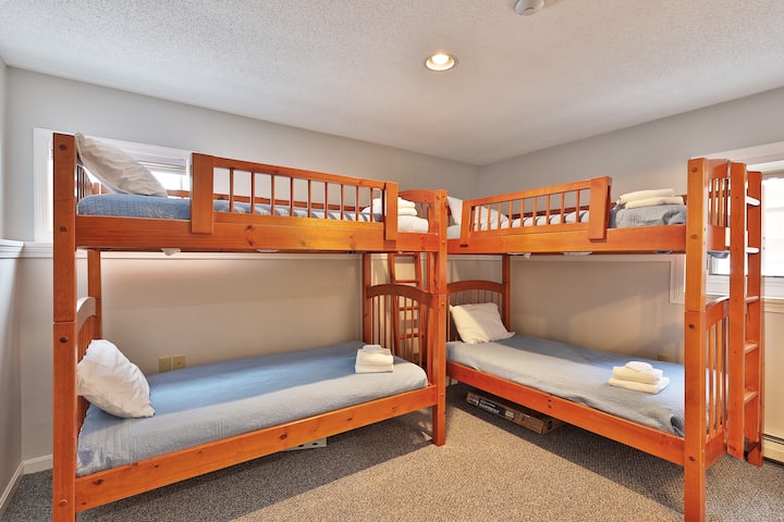 Ორადგილიანი ორსართულიანი ოთახი თანდართული აბაზანა-ტუალეტით.