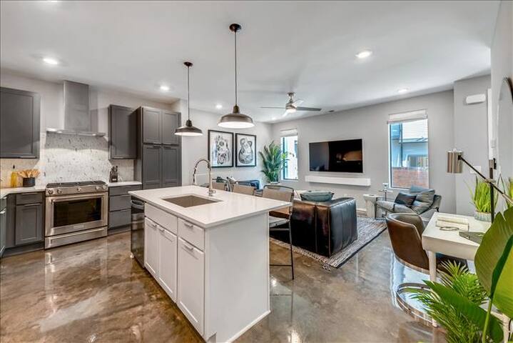 New, Luxury Home| Private Roof Deck gallery image 5