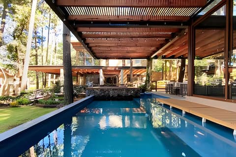 A vacation home with its own pool and jacuzzi