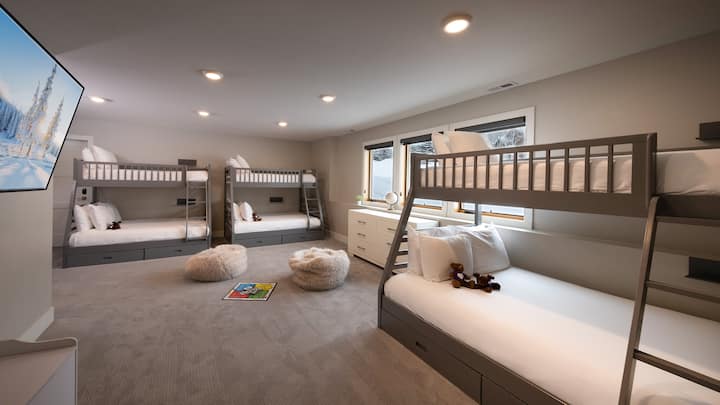 ห้องนอน 4 ชั้นล่าง - ห้องเตียงสองชั้นที่กว้างขวางพร้อมเตียงสองชั้นแบบเตียงคู่ขนาดคิงไซส์ 3 เตียงและทีวีขนาดใหญ่