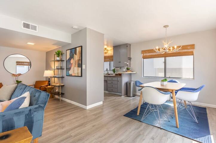 Luxury 3BR Townhouse in Downtown Manhattan Beach gallery image 3