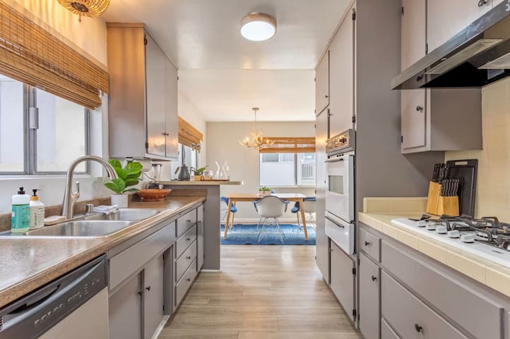 Luxury 3BR Townhouse in Downtown Manhattan Beach gallery image 4