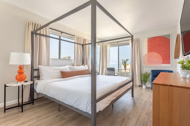 Luxury 3BR Townhouse in Downtown Manhattan Beach gallery image 2