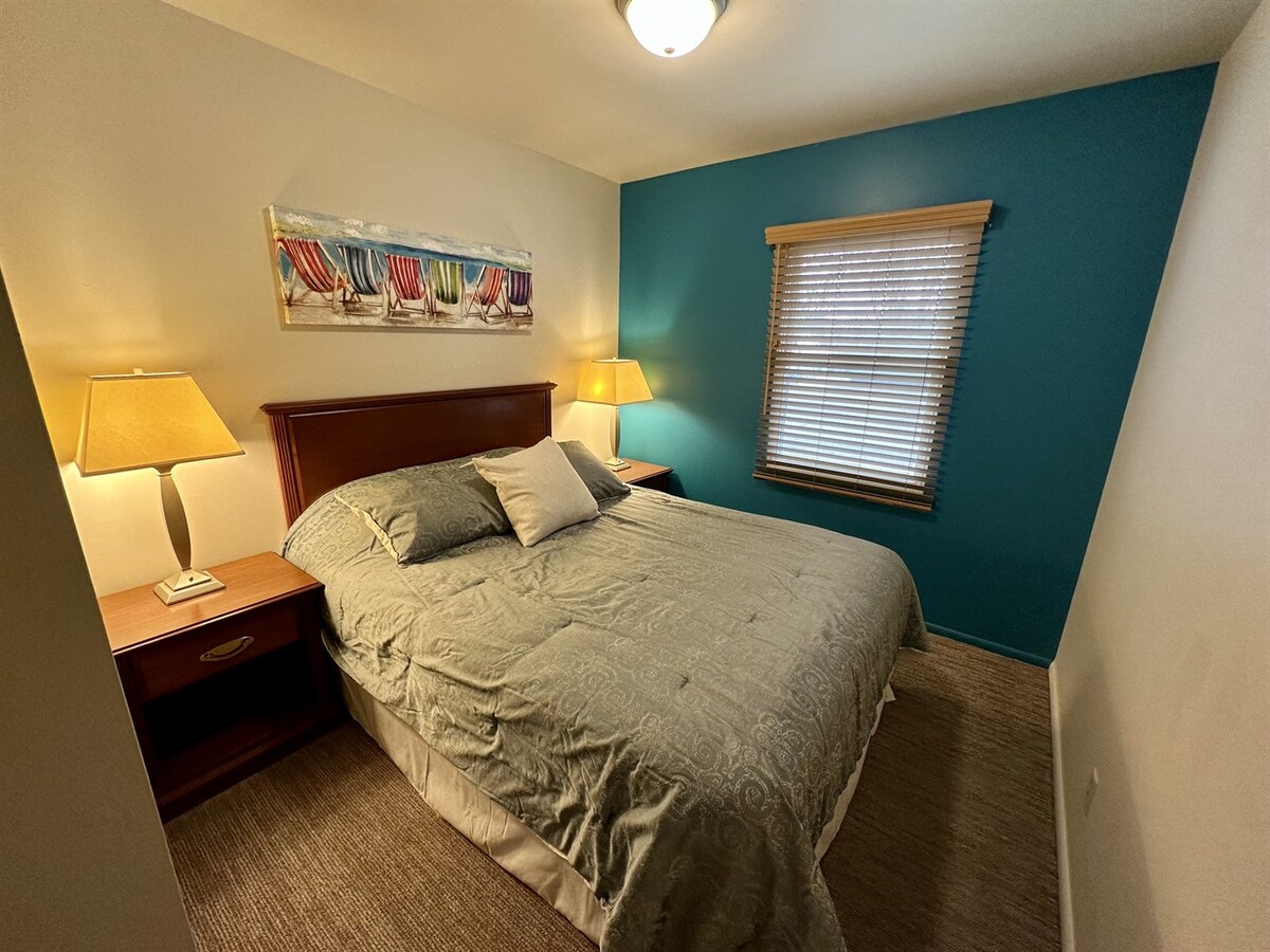 Dormitorio con cama de matrimonio X