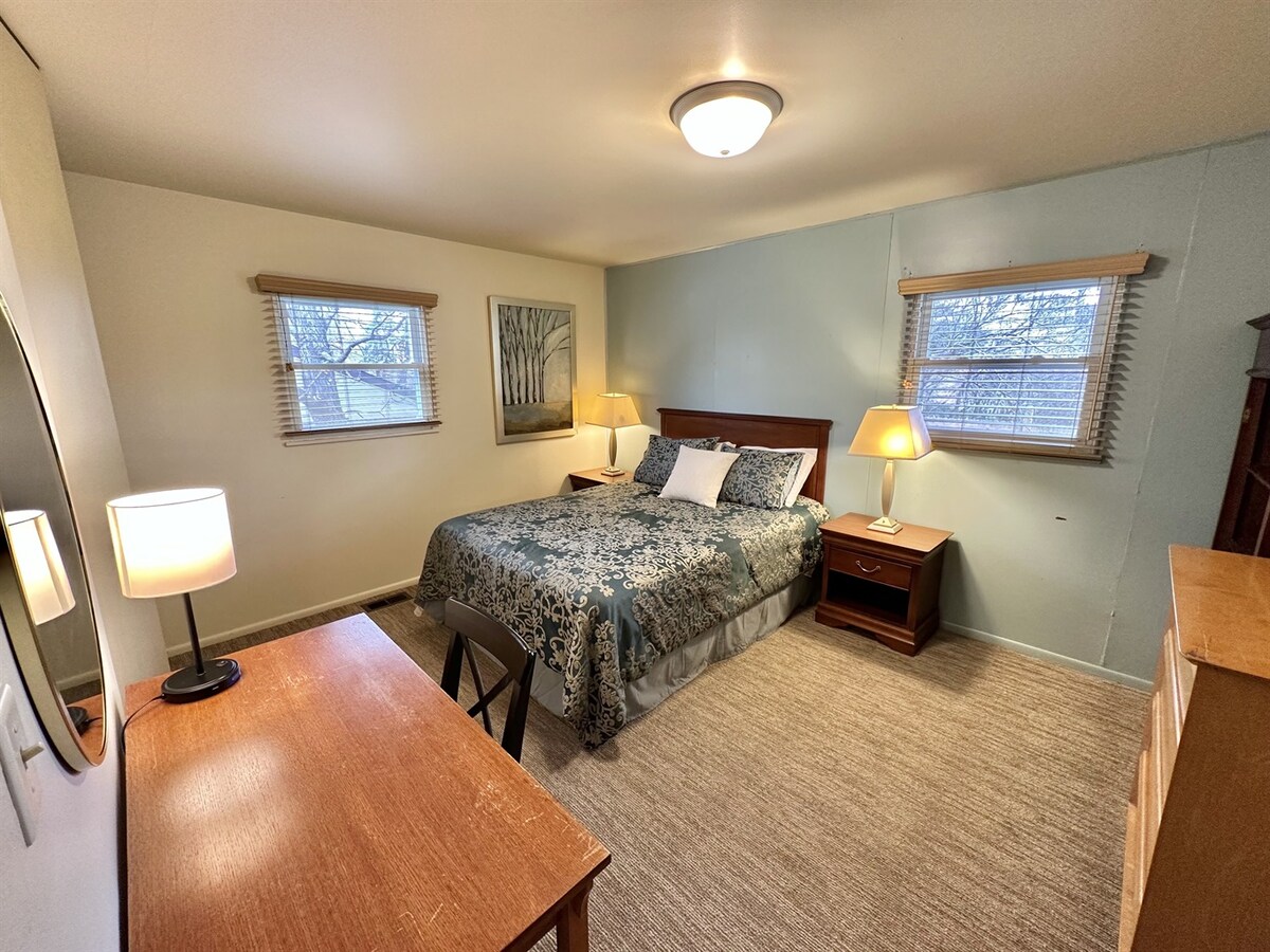 Dormitorio principal con cama tamaño queen