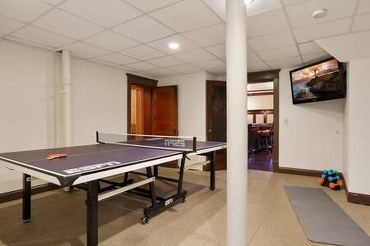 Luxury 6600 sq.ft Stunning Home/Sleeps 10+ gallery image 5