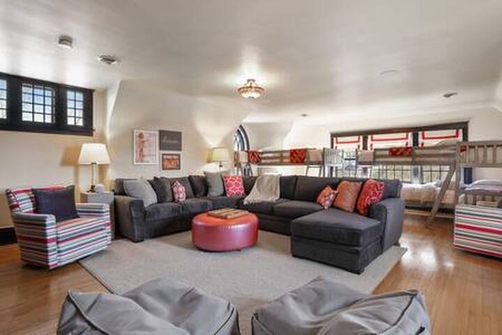 Luxury 6600 sq.ft Stunning Home/Sleeps 10+ gallery image 3