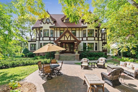 Luxury 6600 sq.ft Stunning Home/Sleeps 10+