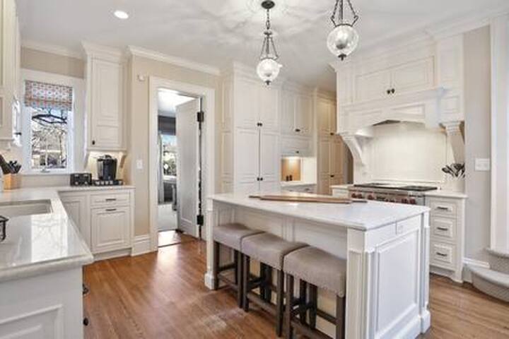 Luxury 6600 sq.ft Stunning Home/Sleeps 10+ gallery image 2