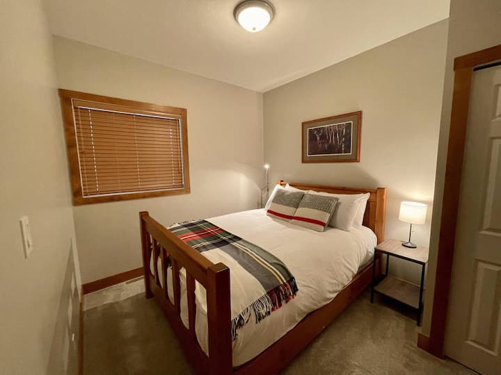 Queen ‑ ის მე ‑ 2 ოთახი, საპირისპიროდ, აბაზანა-ტუალეტით