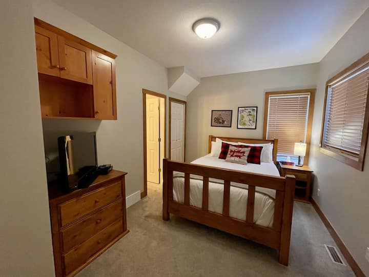 Queen ‑ ის ოთახი აბაზანა-ტუალეტითა და ტელევიზორით.