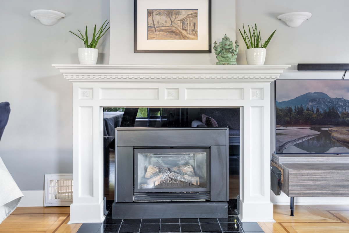Lovely 2 bedroom Kits Home - Walk to the Beach!