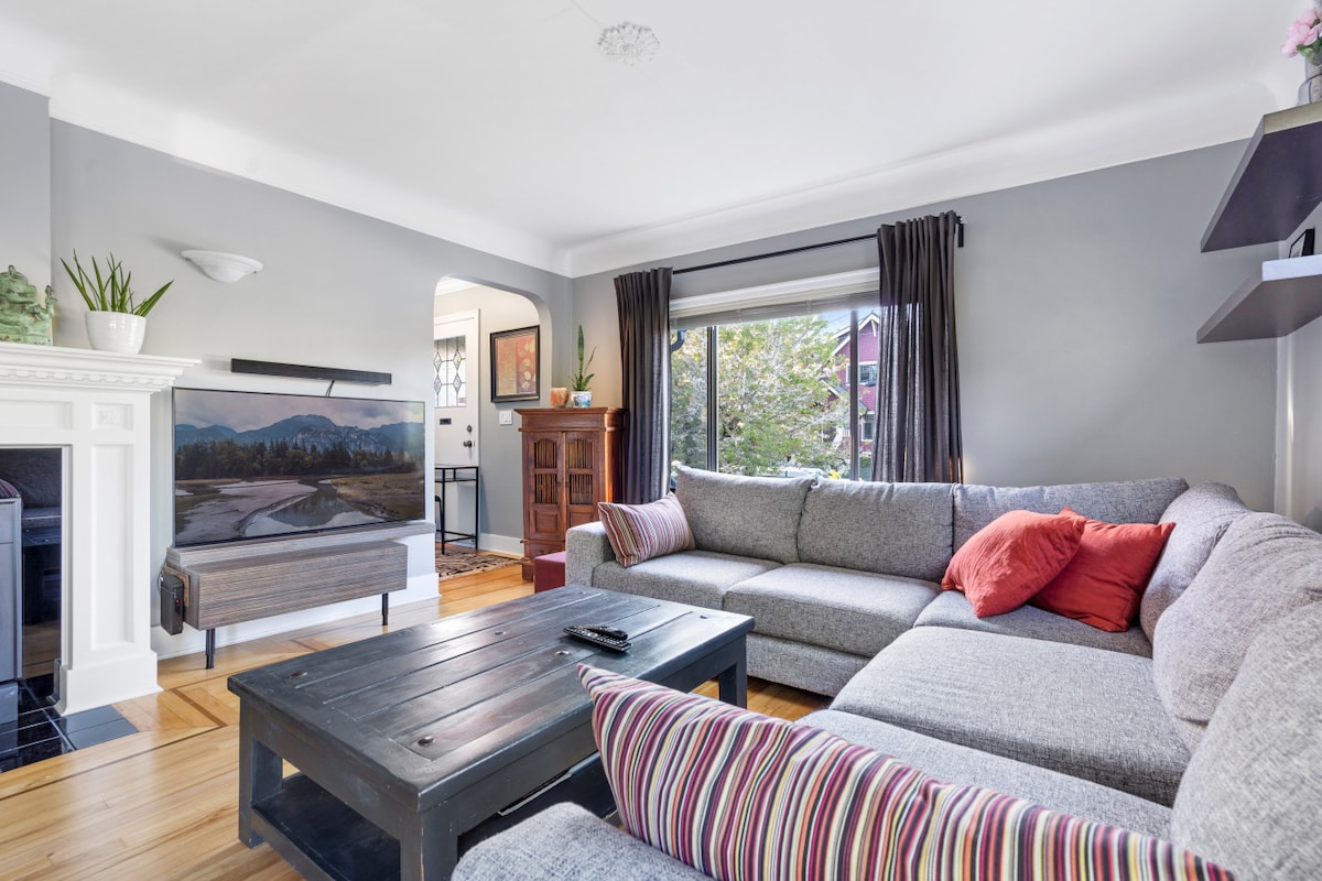 Lovely 2 bedroom Kits Home - Walk to the Beach!