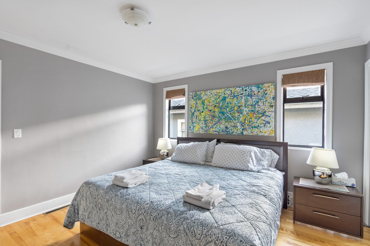 Lovely 2 bedroom Kits Home - Walk to the Beach!