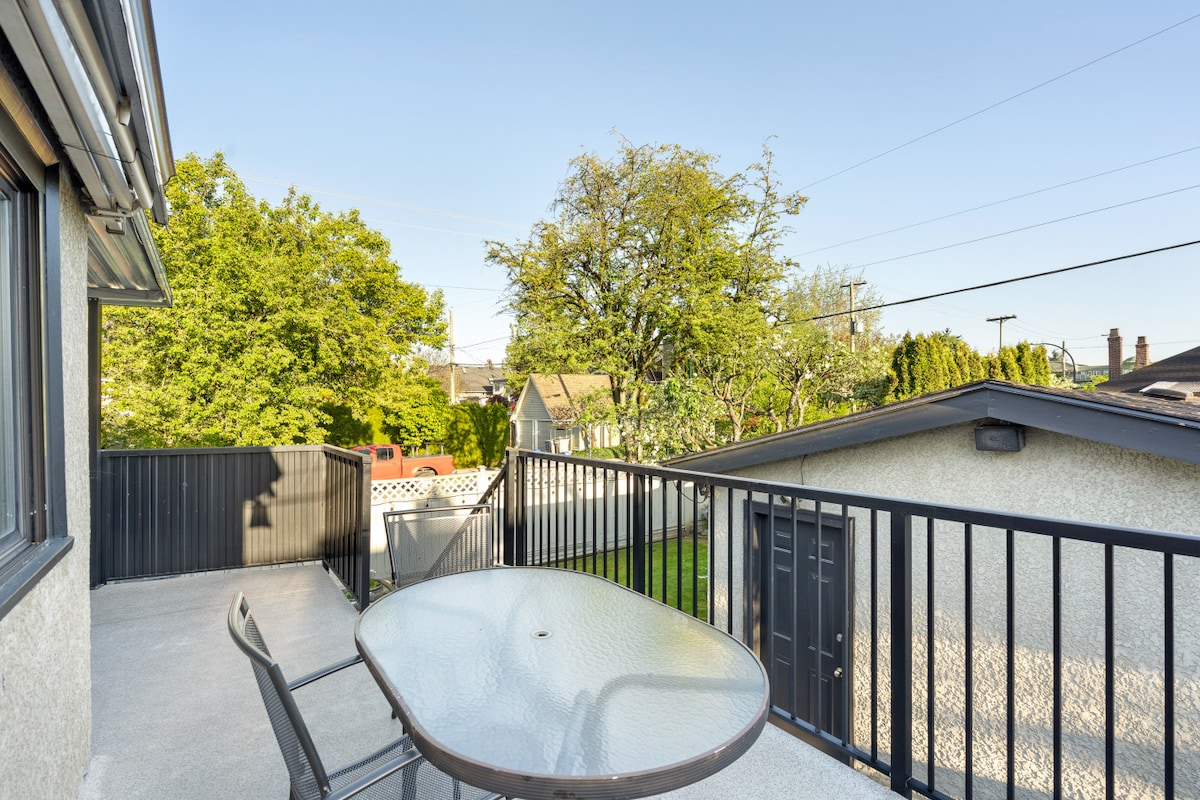 Lovely 2 bedroom Kits Home - Walk to the Beach!