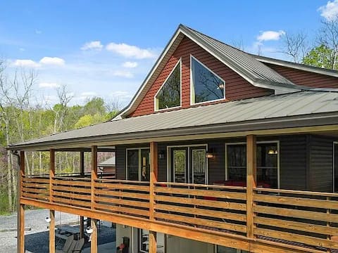 Basketball Court & Arcade at Secluded Cabin
