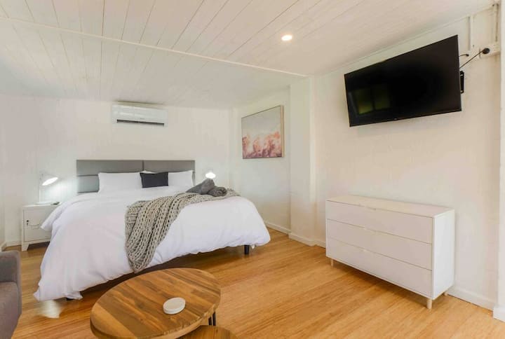 带加大双人床、沙发、溢出系统、小厨房和智能电视的单间公寓