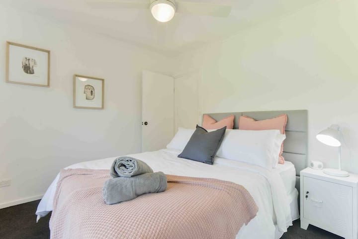 2号房：带吊扇的标准双人床