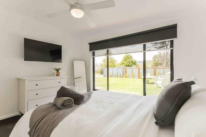 房间1 ：标准双人床，配有溢出系统、吊扇、衣柜和智能电视。