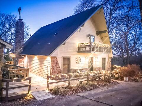 Spacious Oasis! On the lake, amazing sunsets!