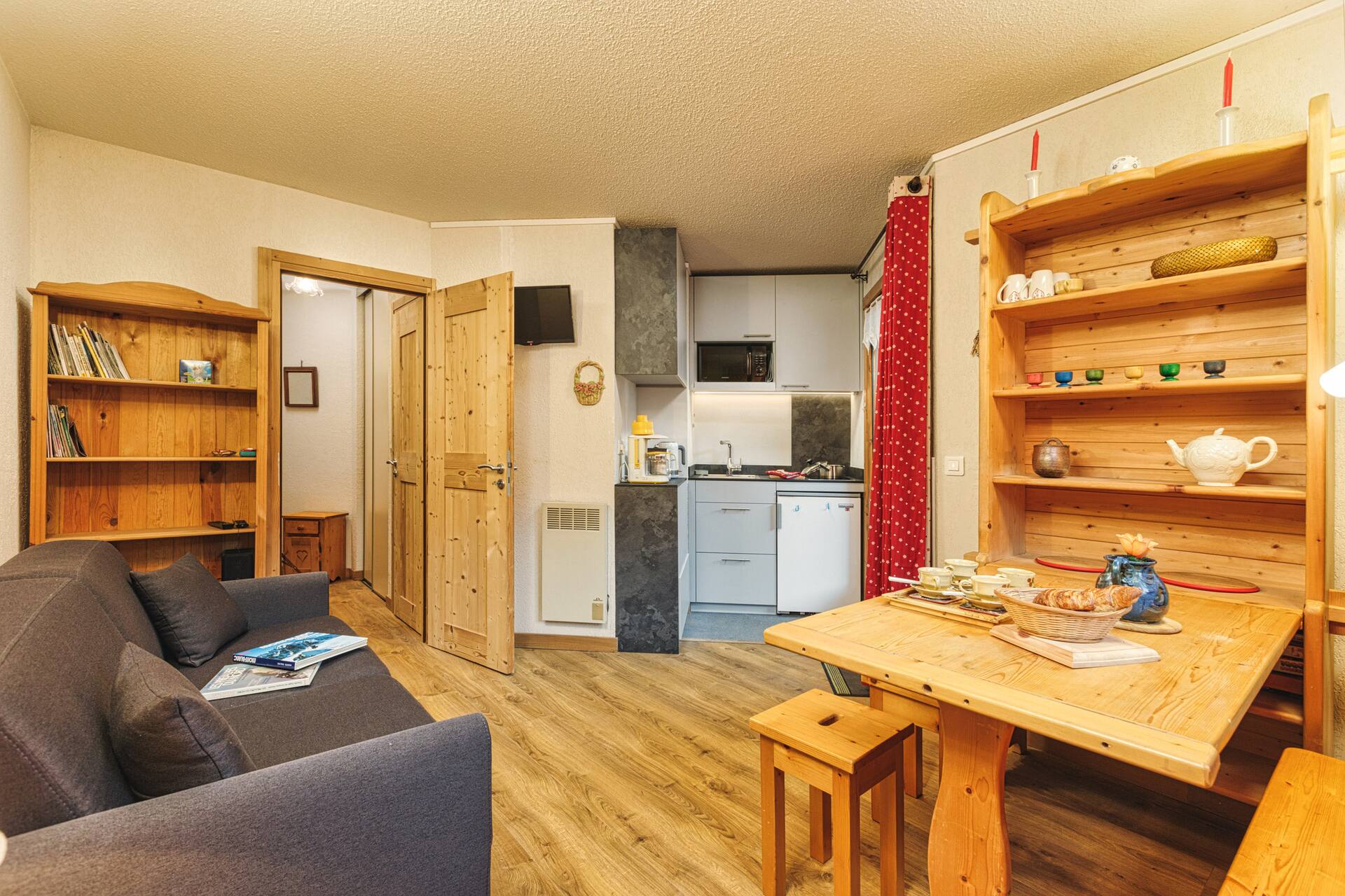 Apt DryadesD92 Near Lift: Duplex, Views, Balcony, Sleeps 5 - Happy Rentals — photo 3