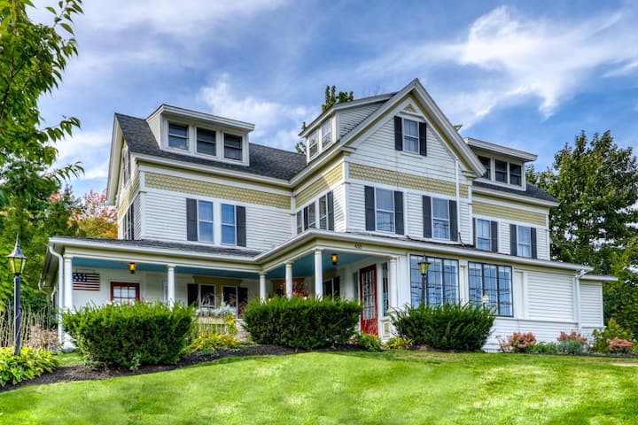 Home and Seasonal Carriage House Close to Downtown