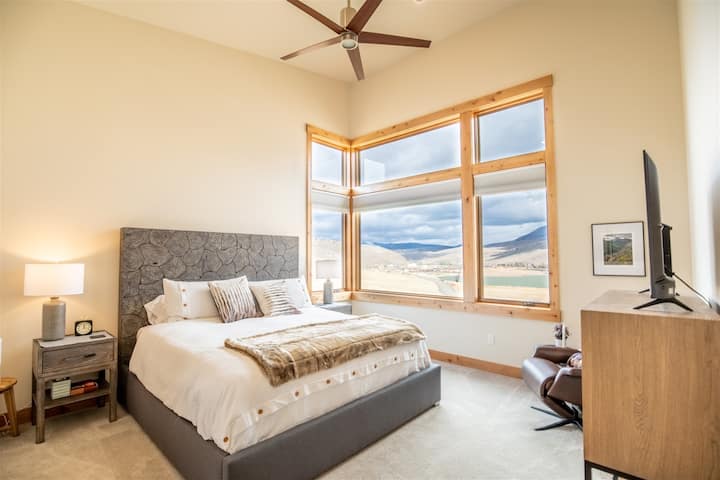 Suita kryesore në katin e sipërm që ofron një krevat dopio "king"