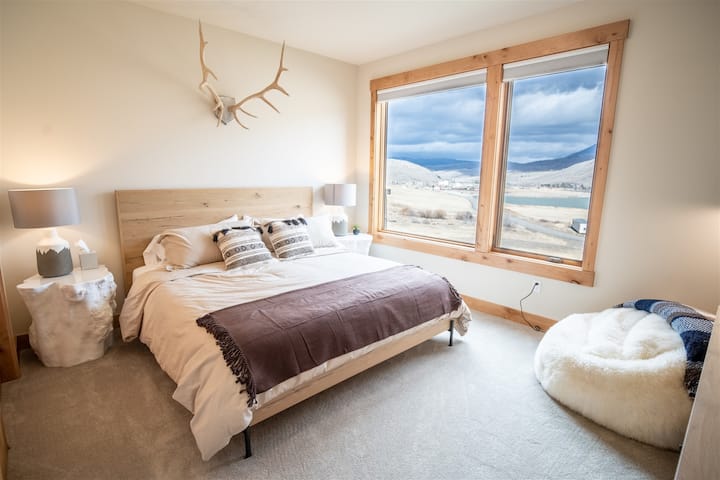 Dhomë gjumi për vizitorët në katin e poshtëm