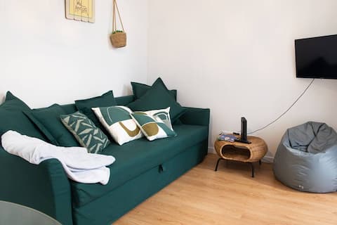 Airbnb em destaque: Charming 1 Bedroom Apartment w/ Terrace Near Belé em Alcântara