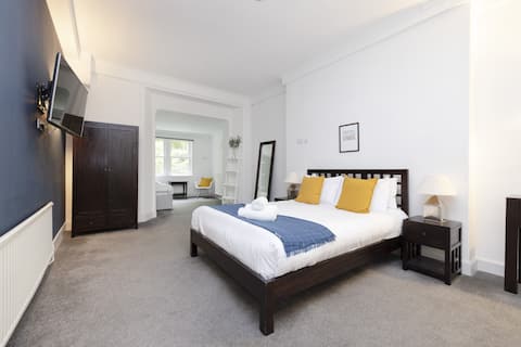 Top Airbnb: Family Room at Haymarket in Sighthill & Gorgie