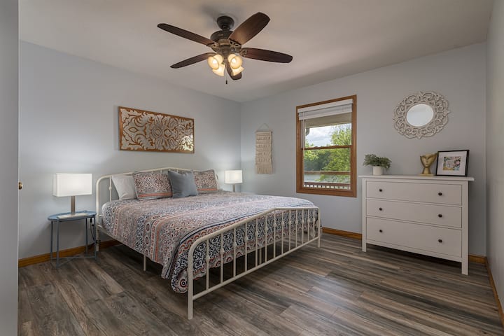 Spavaća soba na glavnom katu s bračnim krevetom (širine 180 - 200 cm)