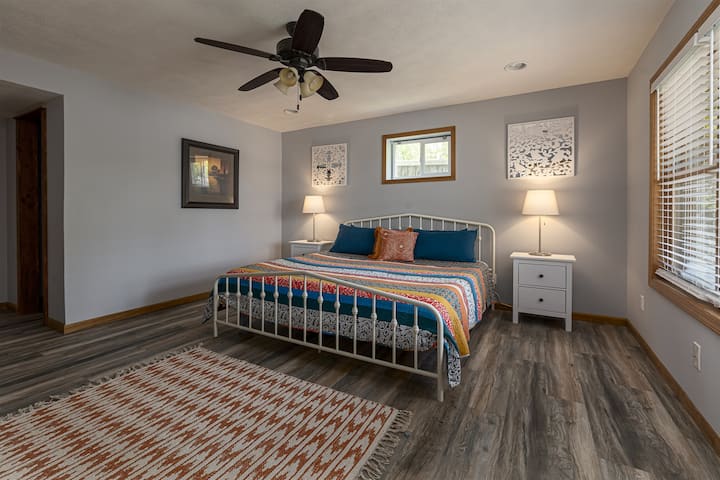 Glavna spavaća soba na donjoj etaži s bračnim krevetom