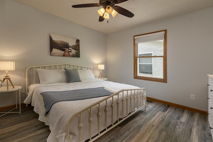 Spavaća soba na glavnom katu s bračnim krevetom (širine 180 - 200 cm)