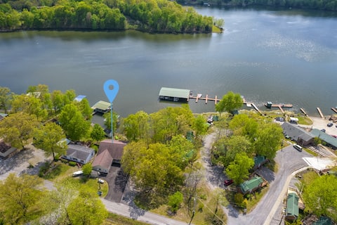 Upscale Lakefront Home w/ Dock & Kayaks