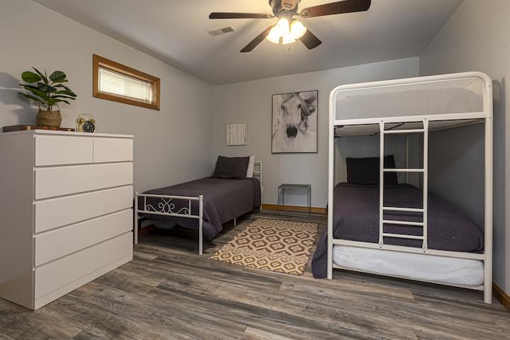 Krevet na kat, krevet za jednu osobu i krevet na izvlačenje - ukupno 4 jednokrevetne