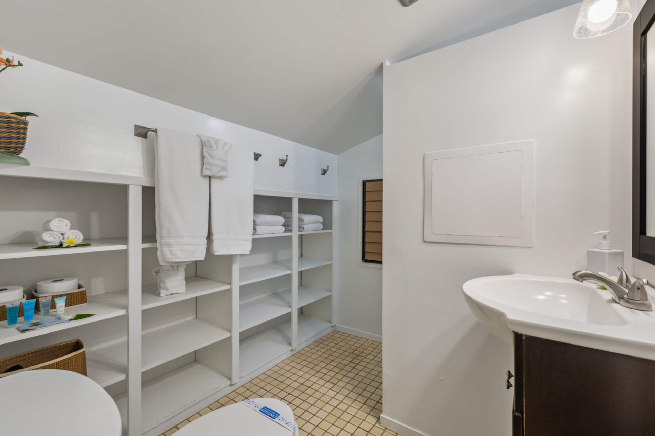 Condo in Kahuku · ★4.84 · 2 bedrooms · 4 beds · 2 private baths - Image 32