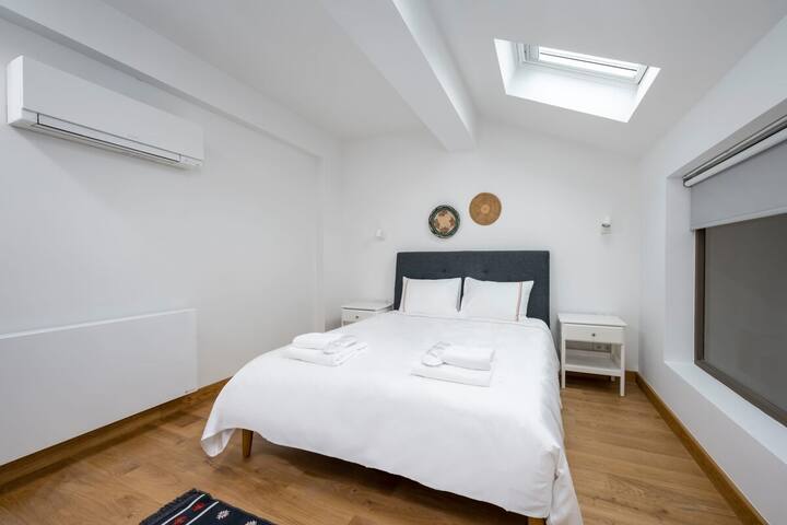 Gorgeous Bright New Modern Duplex Loft Gem! #124 gallery image 5