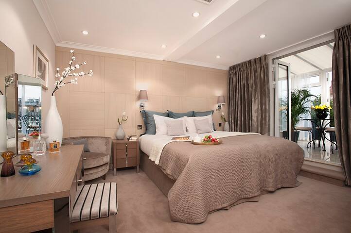 Knightsbridge Luxury Three Bedroom Penthouse gallery image 5