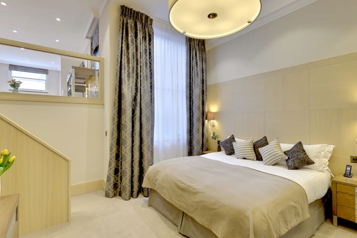 Knightsbridge Luxury 3 Bed Apartment with Terrace gallery image 5