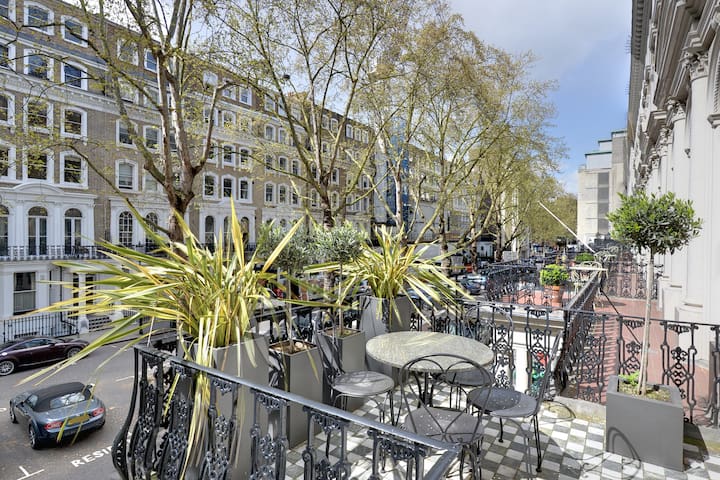 Knightsbridge Luxury 3 Bed Apartment with Terrace gallery image 4