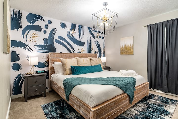 ห้องนอนชั้น 1 (เตียงคิงไซส์) พร้อมห้องน้ำในตัว