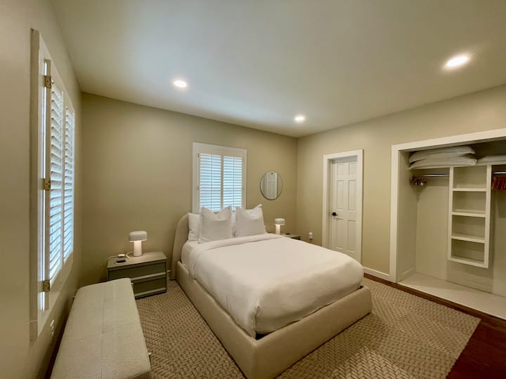 当您休息时，我们的卧室已准备好敞开双臂欢迎您。 配备舒适的标准双人床、泡沫床垫和充足的开放式衣柜空间，您可以放松身心