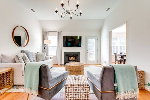 *GameRoom*Sleeps 10*Outdoor Space*3BR + Bonus Room