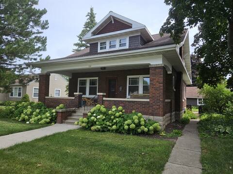 Historic Bungalow in downtown De Pere, sleeps 8