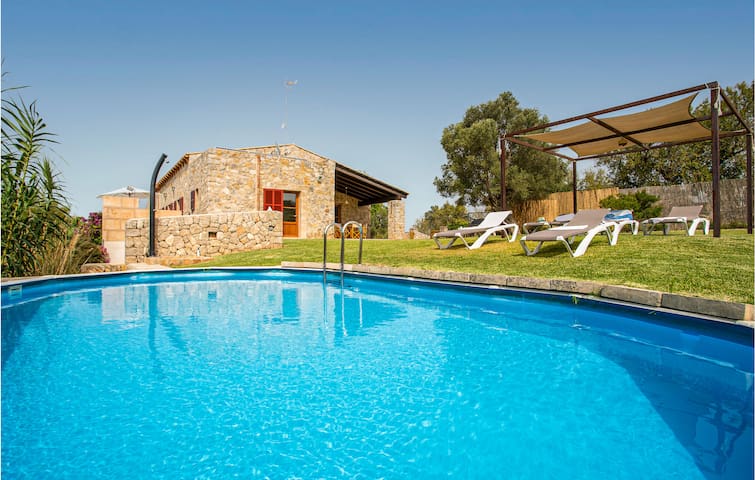 4 bedroom cozy home in Artà